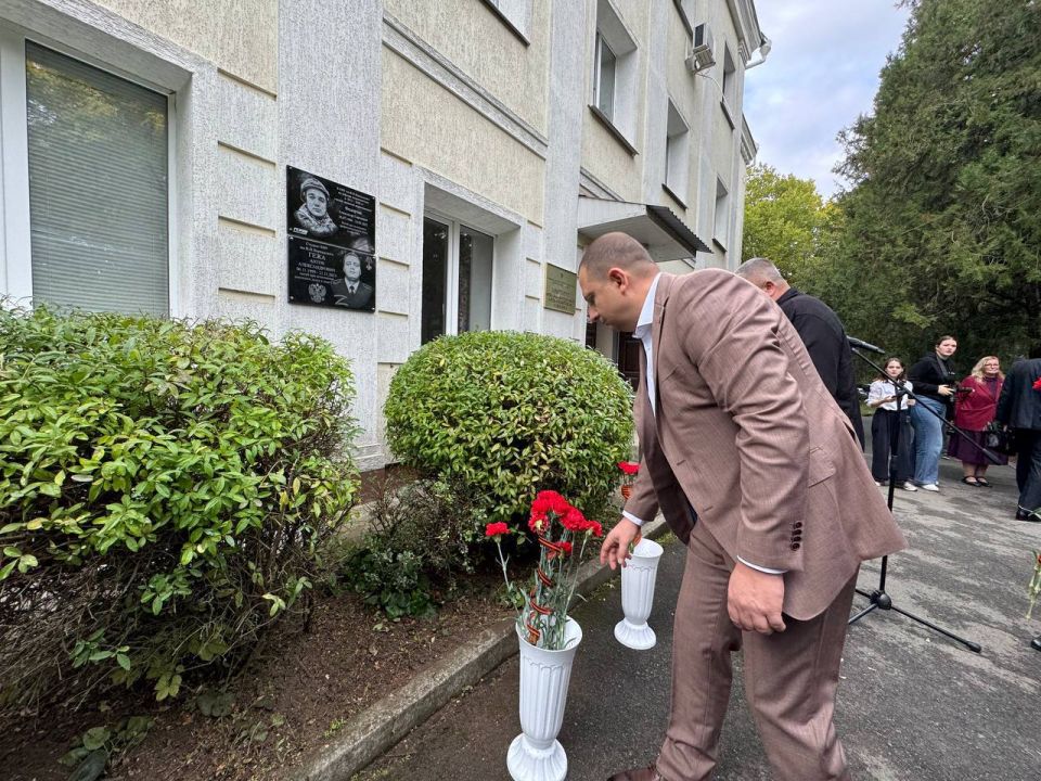 Альберт Куршутов: Сегодня открыли мемориальную доску военному корреспонденту Александру Федорчаку на фасаде корпуса Института Института медиакоммуникаций, медиатехнологий и дизайна КФУ имени В.И. Вернадского Альберт Куршутов: Сегодня открыли мемориальную доску военному корреспонденту Александру Федорчаку на фасаде корпуса Института Института медиакоммуникаций, медиатехнологий и дизайна КФУ имени В.И. Вернадского