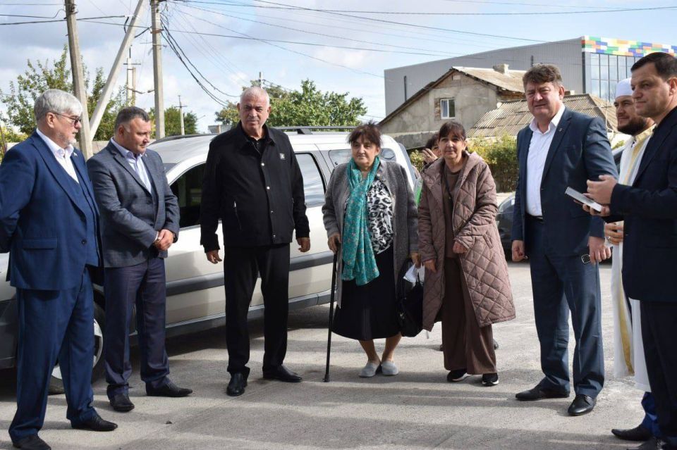 Сегодня в Джанкое прошло вручение первых ключей жителям нового 72-квартирного дома, расположенного по ул. Проезжей. Ключи новоселам вручали заместитель Председателя Государственного Совета Республики Крым Айдер Типпа... Сегодня в Джанкое прошло вручение первых ключей жителям нового 72-квартирного дома, расположенного по ул. Проезжей. Ключи новоселам вручали заместитель Председателя Государственного Совета Республики Крым Айдер Типпа...