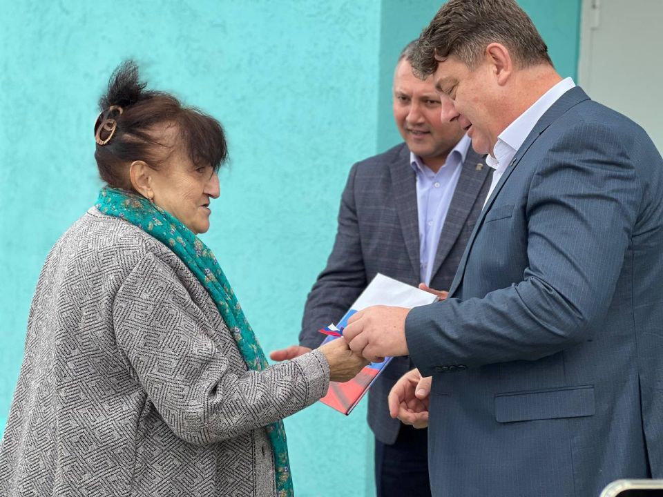 Сегодня в Джанкое прошло вручение первых ключей жителям нового 72-квартирного дома, расположенного по ул. Проезжей. Ключи новоселам вручали заместитель Председателя Государственного Совета Республики Крым Айдер Типпа... Сегодня в Джанкое прошло вручение первых ключей жителям нового 72-квартирного дома, расположенного по ул. Проезжей. Ключи новоселам вручали заместитель Председателя Государственного Совета Республики Крым Айдер Типпа...