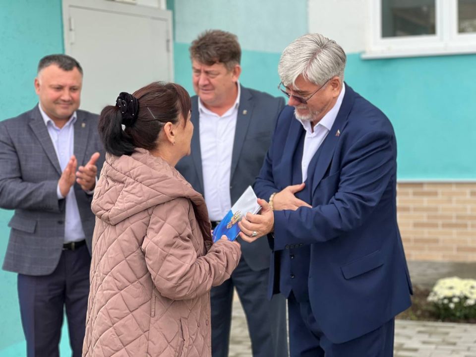 Сегодня в Джанкое прошло вручение первых ключей жителям нового 72-квартирного дома, расположенного по ул. Проезжей. Ключи новоселам вручали заместитель Председателя Государственного Совета Республики Крым Айдер Типпа...