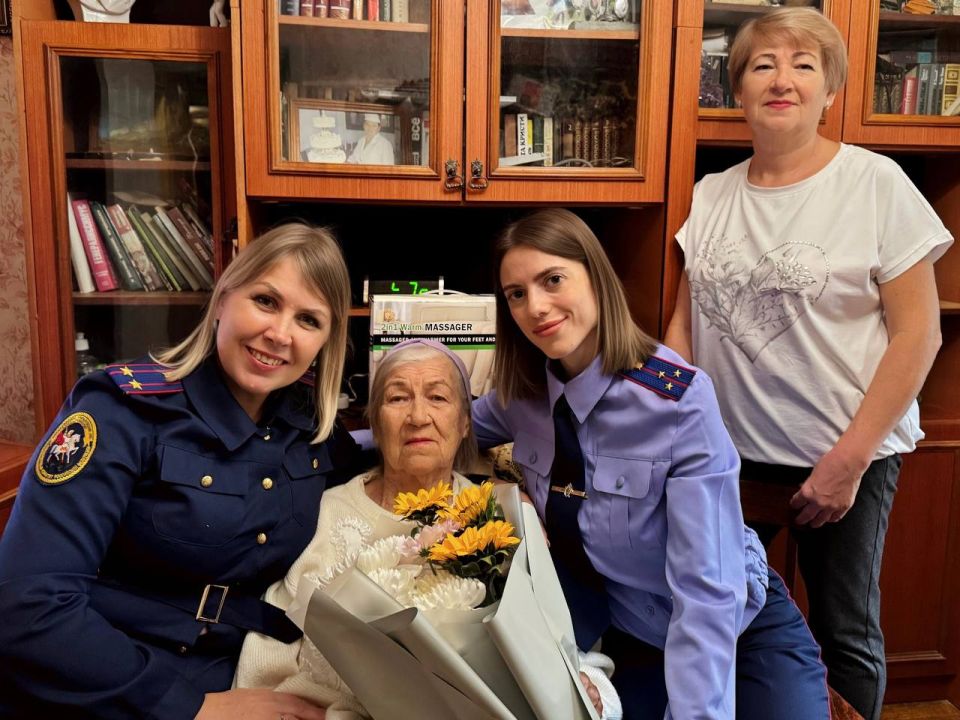 Офицеры СК России поздравили Ольгу Сергеевну Покровскую – жителя блокадного Ленинграда с 92-летием