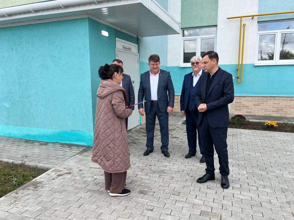 Сегодня в Джанкое прошло вручение первых ключей жителям нового 72-квартирного дома, расположенного по ул. Проезжей. Ключи новоселам вручали заместитель Председателя Государственного Совета Республики Крым Айдер Типпа... Сегодня в Джанкое прошло вручение первых ключей жителям нового 72-квартирного дома, расположенного по ул. Проезжей. Ключи новоселам вручали заместитель Председателя Государственного Совета Республики Крым Айдер Типпа...