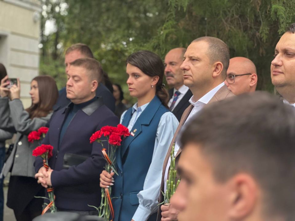 Альберт Куршутов: Сегодня открыли мемориальную доску военному корреспонденту Александру Федорчаку на фасаде корпуса Института Института медиакоммуникаций, медиатехнологий и дизайна КФУ имени В.И. Вернадского Альберт Куршутов: Сегодня открыли мемориальную доску военному корреспонденту Александру Федорчаку на фасаде корпуса Института Института медиакоммуникаций, медиатехнологий и дизайна КФУ имени В.И. Вернадского