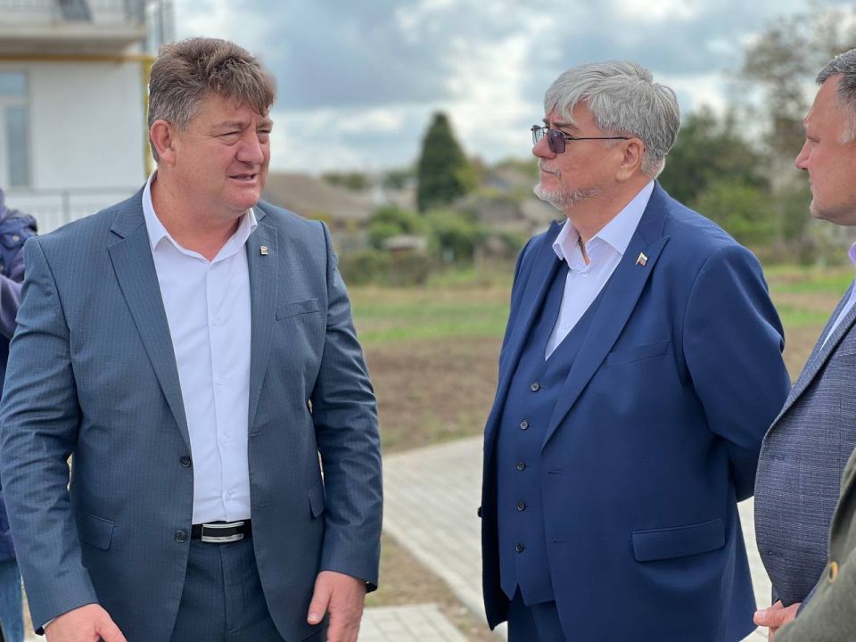 Игорь Ивин: Совместно с заместителем Председателя Государственного Совета Республики Крым Айдером Типпа, генеральным директором ГКУ РК «Инвестстрой Республики Крым Александром Карасёвым, председателем Государственного... Игорь Ивин: Совместно с заместителем Председателя Государственного Совета Республики Крым Айдером Типпа, генеральным директором ГКУ РК «Инвестстрой Республики Крым Александром Карасёвым, председателем Государственного...