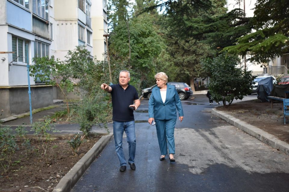 Галина Огнёва: По обращению жителей улицы Партизанской, 23, сегодня совместно с заместителем, курирующим сферу ЖКХ, Сергеем Донцом, выехали на место для проверки работ, выполненных подрядной организацией в рамках ремонта...