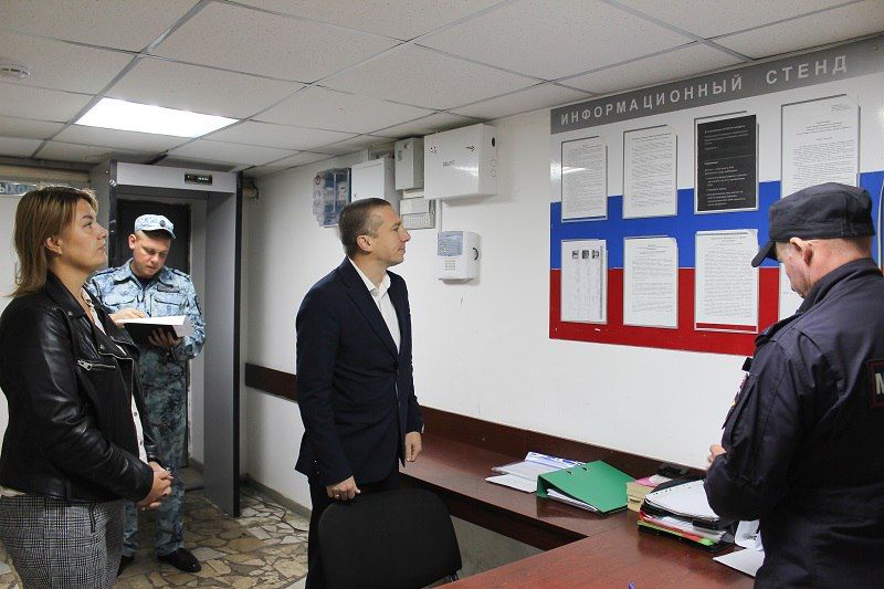 Общественники Крыма проверили работу транспортной полиции на вокзале Симферополя