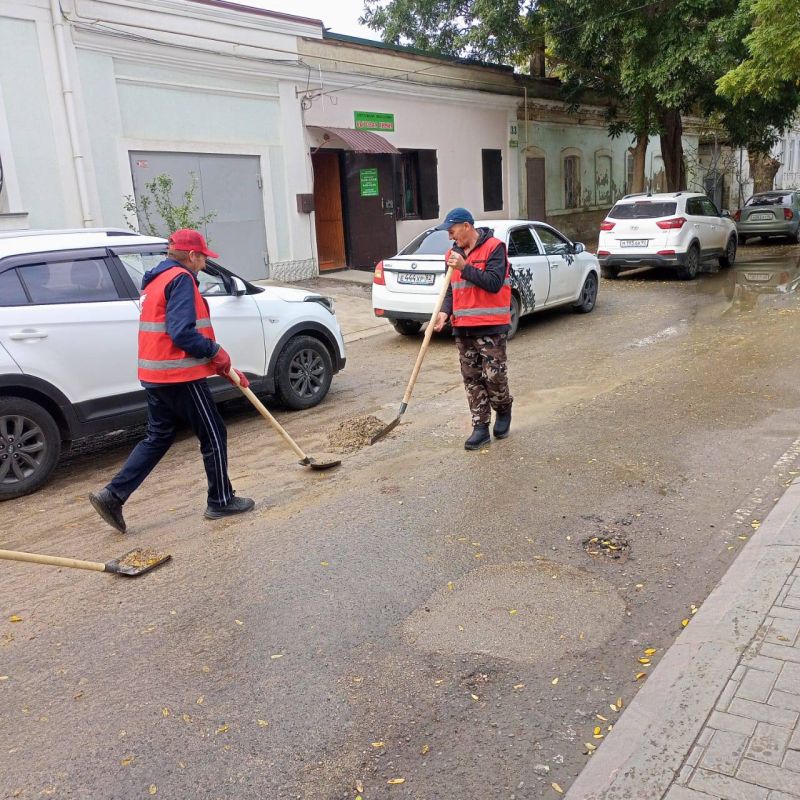 В Керчи продолжается работа по санитарной уборке города В Керчи продолжается работа по санитарной уборке города