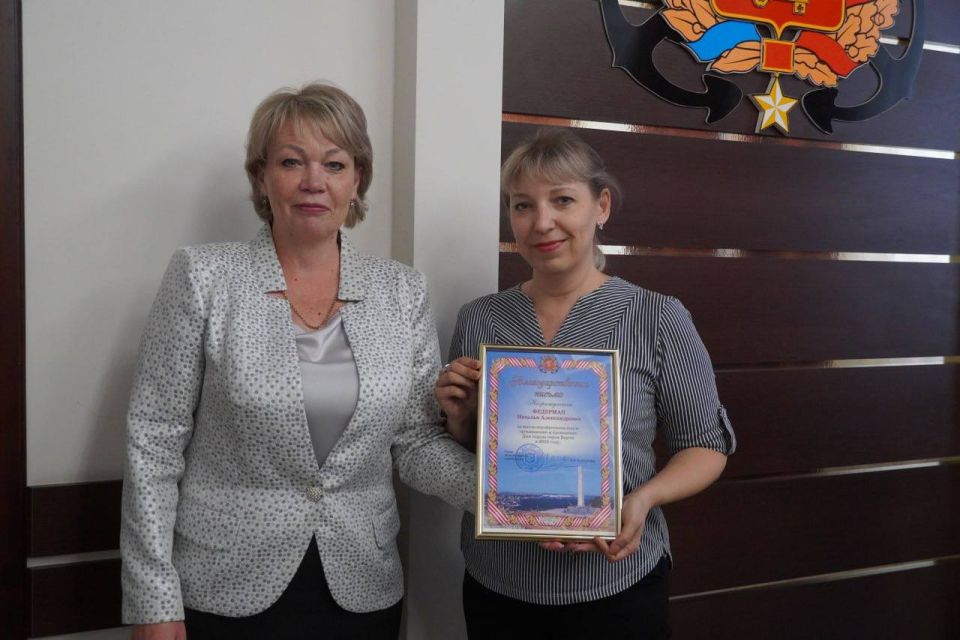 Заместитель главы администрации Керчи Ирина Иванова наградила сотрудников, отличившихся в подготовке и проведении городских мероприятий Заместитель главы администрации Керчи Ирина Иванова наградила сотрудников, отличившихся в подготовке и проведении городских мероприятий
