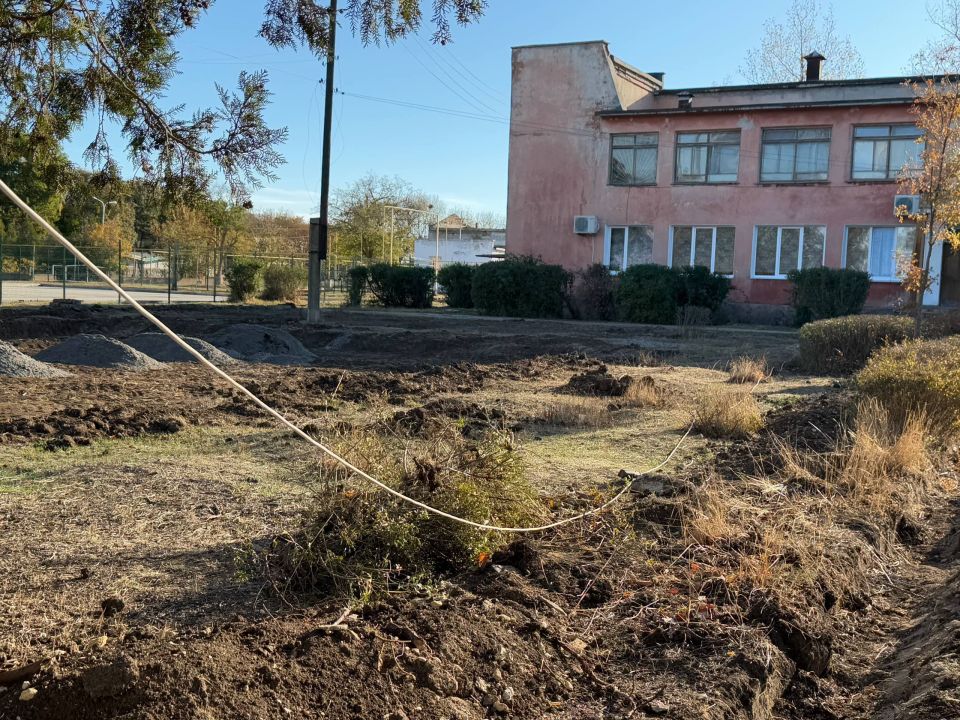 В селе Далекое стартовали работы по благоустройству общественной территории возле сельского Дома культуры! Совсем скоро это место преобразится и станет новым центром притяжения для жителей всех возрастов - здесь можно будет... В селе Далекое стартовали работы по благоустройству общественной территории возле сельского Дома культуры! Совсем скоро это место преобразится и станет новым центром притяжения для жителей всех возрастов - здесь можно будет...