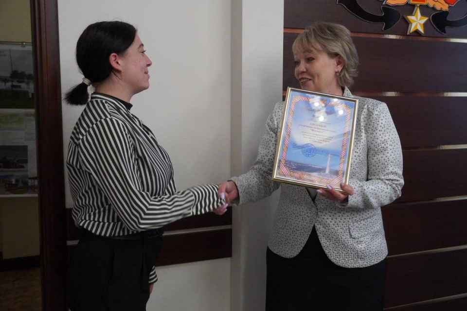 Заместитель главы администрации Керчи Ирина Иванова наградила сотрудников, отличившихся в подготовке и проведении городских мероприятий Заместитель главы администрации Керчи Ирина Иванова наградила сотрудников, отличившихся в подготовке и проведении городских мероприятий