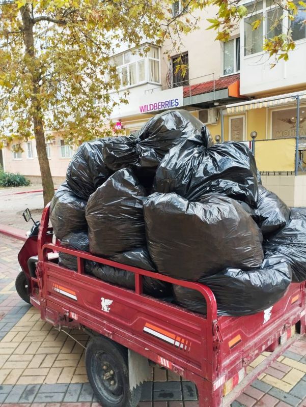 В Керчи продолжается работа по санитарной уборке города В Керчи продолжается работа по санитарной уборке города