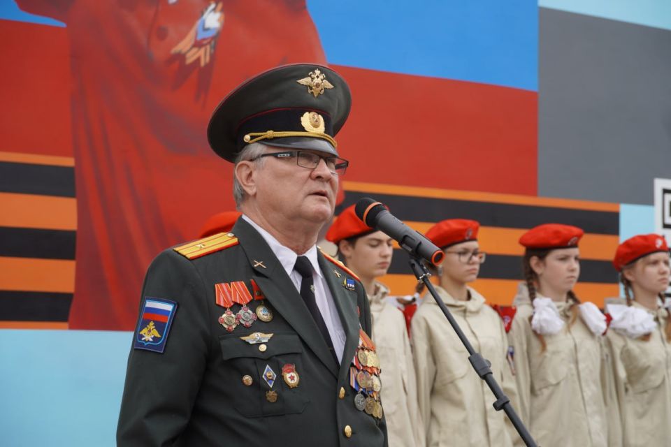 В Керчи состоялась торжественная церемония открытия нового мурала, созданного в рамках всероссийского патриотического проекта «Граффити. Защитники» В Керчи состоялась торжественная церемония открытия нового мурала, созданного в рамках всероссийского патриотического проекта «Граффити. Защитники»