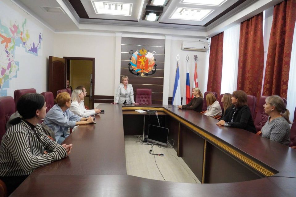 Заместитель главы администрации Керчи Ирина Иванова наградила сотрудников, отличившихся в подготовке и проведении городских мероприятий Заместитель главы администрации Керчи Ирина Иванова наградила сотрудников, отличившихся в подготовке и проведении городских мероприятий