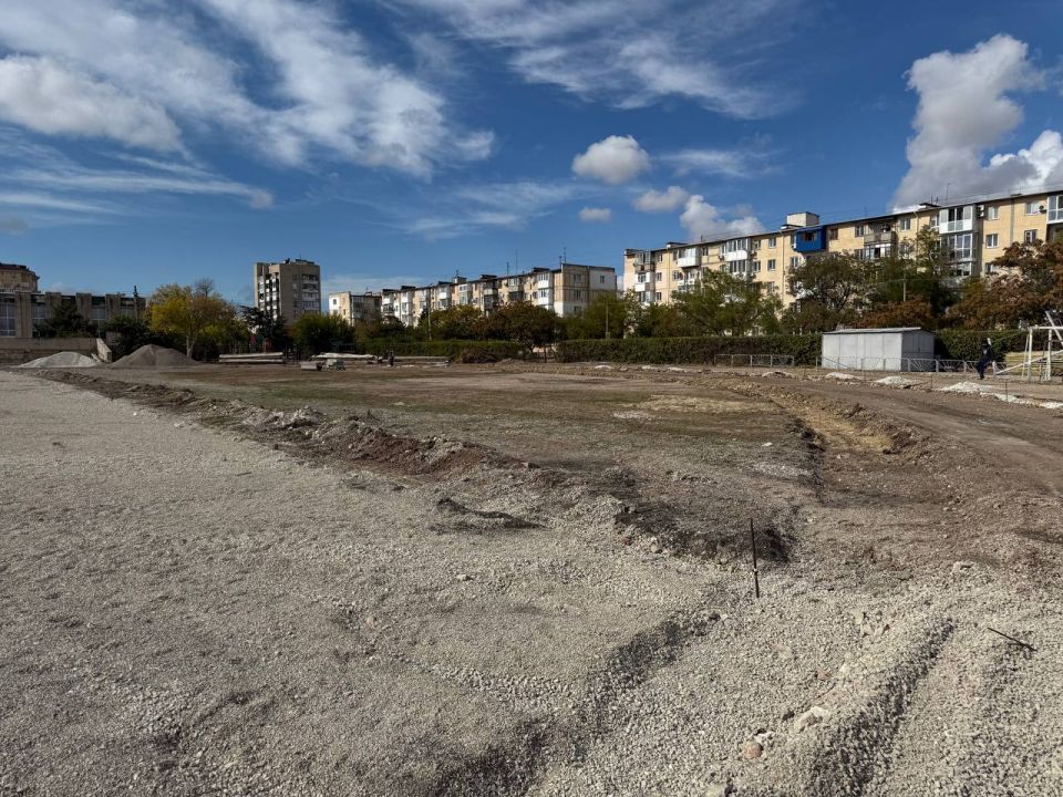 В Евпатории ремонтируют стадион Дворца спорта имени Юрия Гагарина В Евпатории ремонтируют стадион Дворца спорта имени Юрия Гагарина