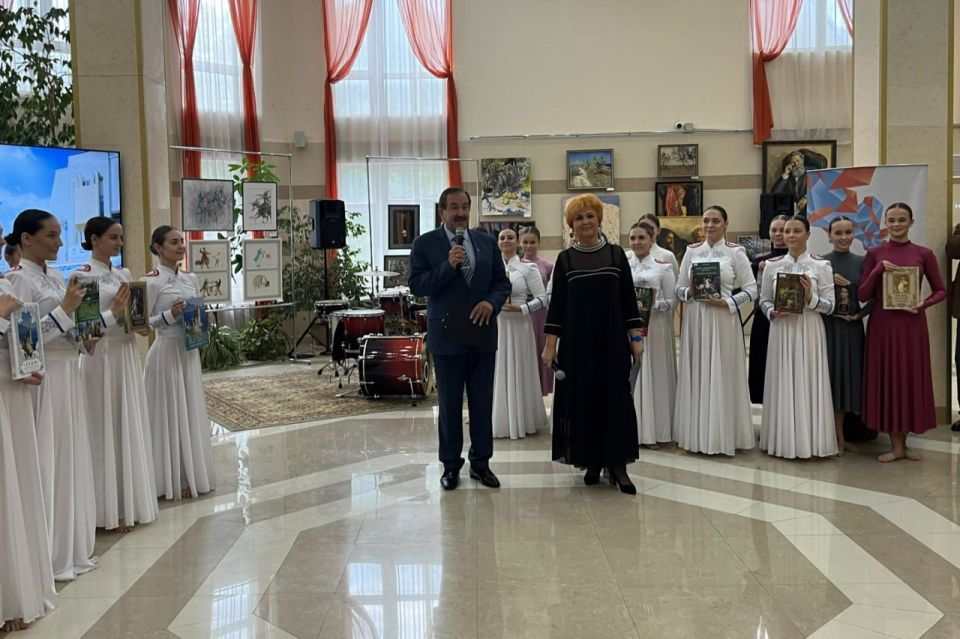 Олег Лобов поздравил коллектив главной библиотеки Крыма со 105-летием Олег Лобов поздравил коллектив главной библиотеки Крыма со 105-летием