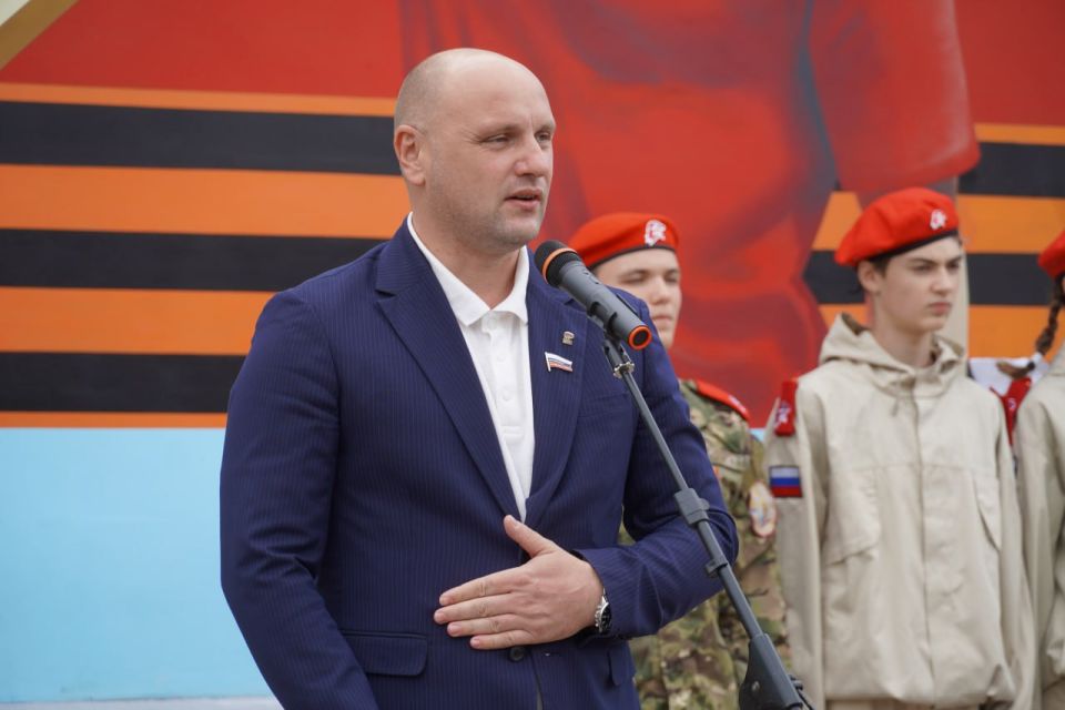 В Керчи состоялась торжественная церемония открытия нового мурала, созданного в рамках всероссийского патриотического проекта «Граффити. Защитники» В Керчи состоялась торжественная церемония открытия нового мурала, созданного в рамках всероссийского патриотического проекта «Граффити. Защитники»