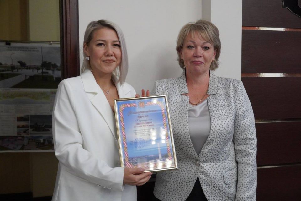 Заместитель главы администрации Керчи Ирина Иванова наградила сотрудников, отличившихся в подготовке и проведении городских мероприятий Заместитель главы администрации Керчи Ирина Иванова наградила сотрудников, отличившихся в подготовке и проведении городских мероприятий