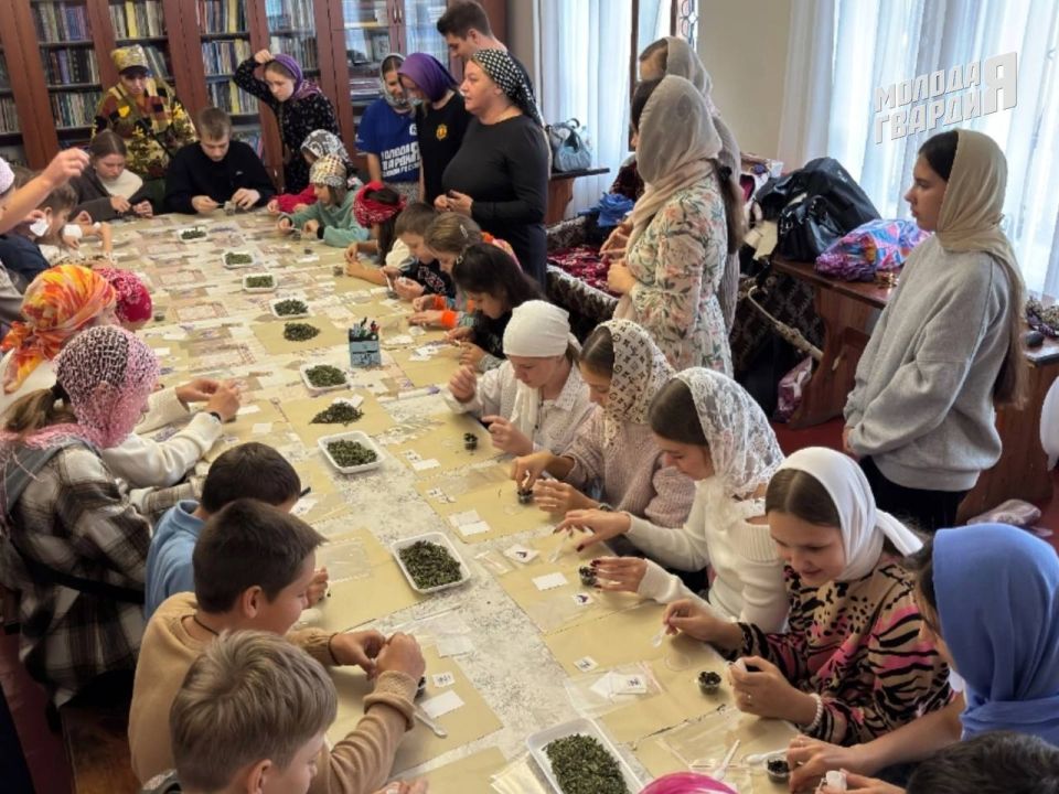 Керченские молодогвардейцы продолжают акцию «Чай для Героя» Керченские молодогвардейцы продолжают акцию «Чай для Героя»