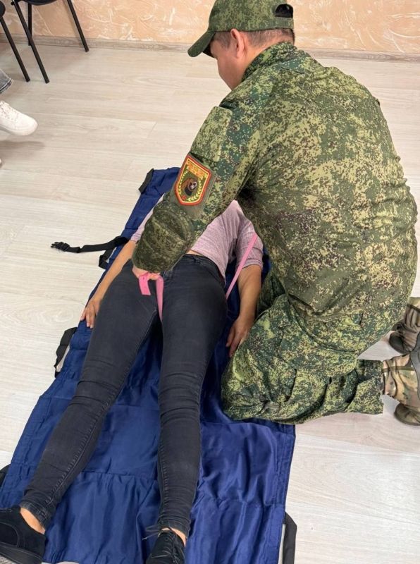 Валерия Петрусевич: С любимой фельдшером медроты и опытным военным медиком из группы эвакуации провели ознакомительный курс по оказанию первой медицинской помощи при огнестрельных и осколочных ранениях для медицинских... Валерия Петрусевич: С любимой фельдшером медроты и опытным военным медиком из группы эвакуации провели ознакомительный курс по оказанию первой медицинской помощи при огнестрельных и осколочных ранениях для медицинских...