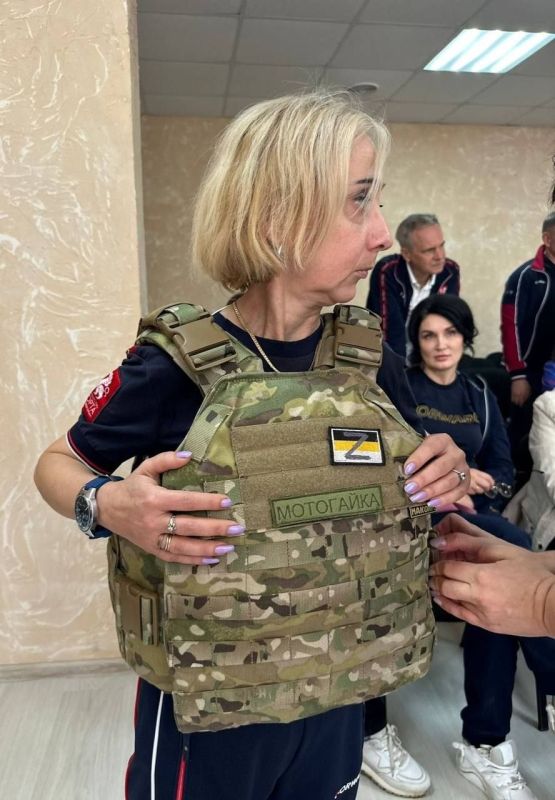 Валерия Петрусевич: С любимой фельдшером медроты и опытным военным медиком из группы эвакуации провели ознакомительный курс по оказанию первой медицинской помощи при огнестрельных и осколочных ранениях для медицинских... Валерия Петрусевич: С любимой фельдшером медроты и опытным военным медиком из группы эвакуации провели ознакомительный курс по оказанию первой медицинской помощи при огнестрельных и осколочных ранениях для медицинских...