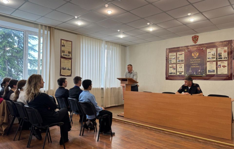 В ОМВД России по Бахчисарайскому району состоялась встреча с учениками 10-го класса