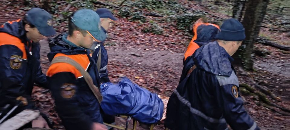 Крымские спасатели оказали помощь туристке на Мангуп-Кале Крымские спасатели оказали помощь туристке на Мангуп-Кале