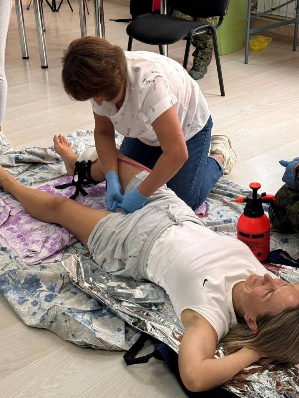 Валерия Петрусевич: С любимой фельдшером медроты и опытным военным медиком из группы эвакуации провели ознакомительный курс по оказанию первой медицинской помощи при огнестрельных и осколочных ранениях для медицинских... Валерия Петрусевич: С любимой фельдшером медроты и опытным военным медиком из группы эвакуации провели ознакомительный курс по оказанию первой медицинской помощи при огнестрельных и осколочных ранениях для медицинских...