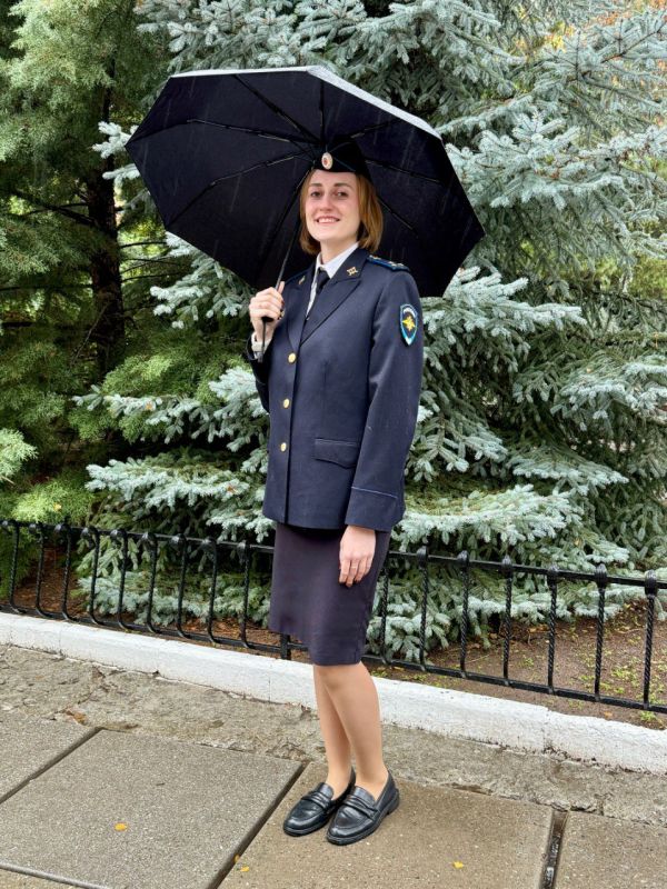 Следователь следственной части УМВД России по г. Симферополю старший лейтенант юстиции Анастасия Васнева желает всем жителям и гостям Республики Крым #Хороших_выходных!