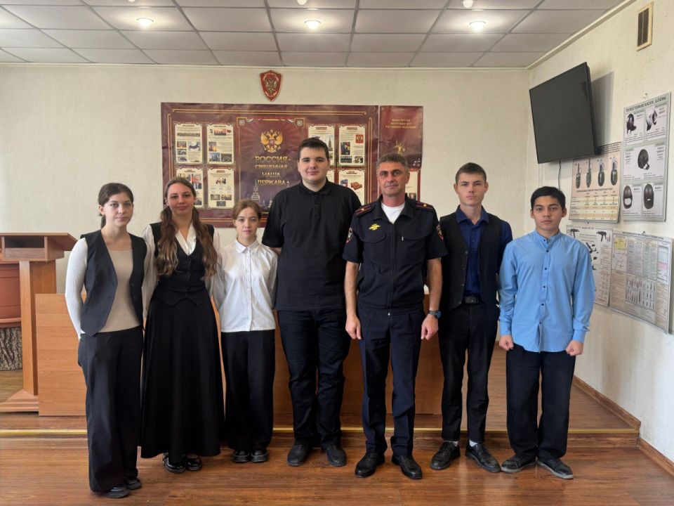 В ОМВД России по Бахчисарайскому району состоялась встреча с учениками 10-го класса В ОМВД России по Бахчисарайскому району состоялась встреча с учениками 10-го класса