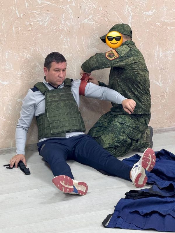 Валерия Петрусевич: С любимой фельдшером медроты и опытным военным медиком из группы эвакуации провели ознакомительный курс по оказанию первой медицинской помощи при огнестрельных и осколочных ранениях для медицинских... Валерия Петрусевич: С любимой фельдшером медроты и опытным военным медиком из группы эвакуации провели ознакомительный курс по оказанию первой медицинской помощи при огнестрельных и осколочных ранениях для медицинских...