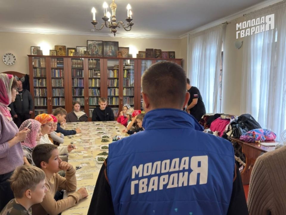 Керченские молодогвардейцы продолжают акцию «Чай для Героя» Керченские молодогвардейцы продолжают акцию «Чай для Героя»