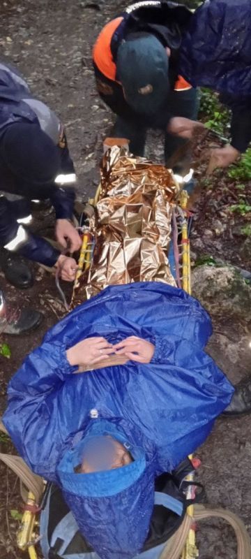 Крымские спасатели оказали помощь туристке на Мангуп-Кале Крымские спасатели оказали помощь туристке на Мангуп-Кале