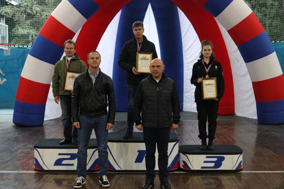 В упорной борьбе, проходившей в дружественной обстановке, зрители увидели множество матчей и высокий уровень мастерства игроков команд, стремившихся стать чемпионами В упорной борьбе, проходившей в дружественной обстановке, зрители увидели множество матчей и высокий уровень мастерства игроков команд, стремившихся стать чемпионами