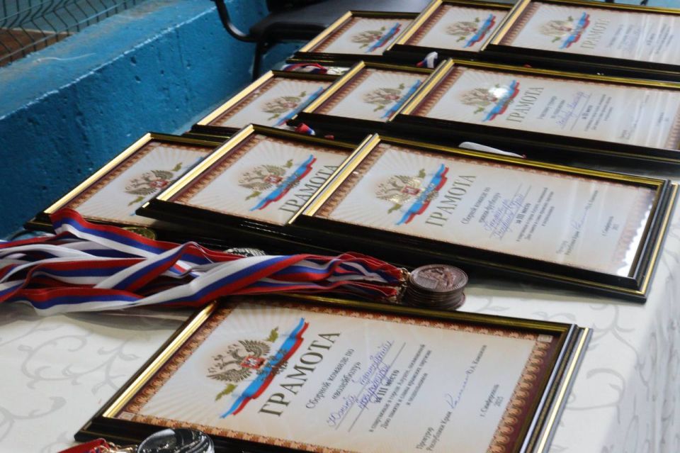 В упорной борьбе, проходившей в дружественной обстановке, зрители увидели множество матчей и высокий уровень мастерства игроков команд, стремившихся стать чемпионами