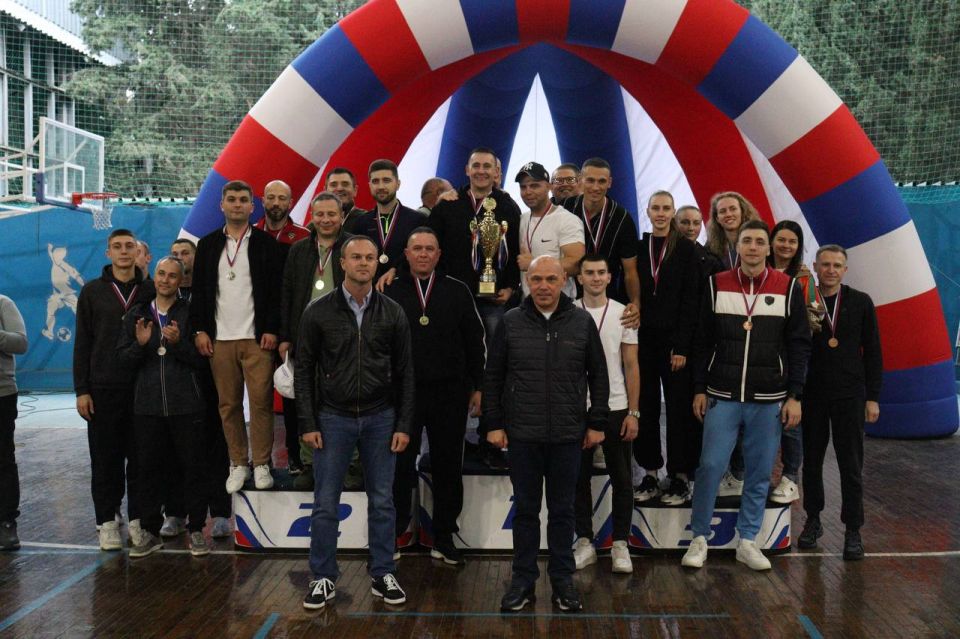 В упорной борьбе, проходившей в дружественной обстановке, зрители увидели множество матчей и высокий уровень мастерства игроков команд, стремившихся стать чемпионами В упорной борьбе, проходившей в дружественной обстановке, зрители увидели множество матчей и высокий уровень мастерства игроков команд, стремившихся стать чемпионами