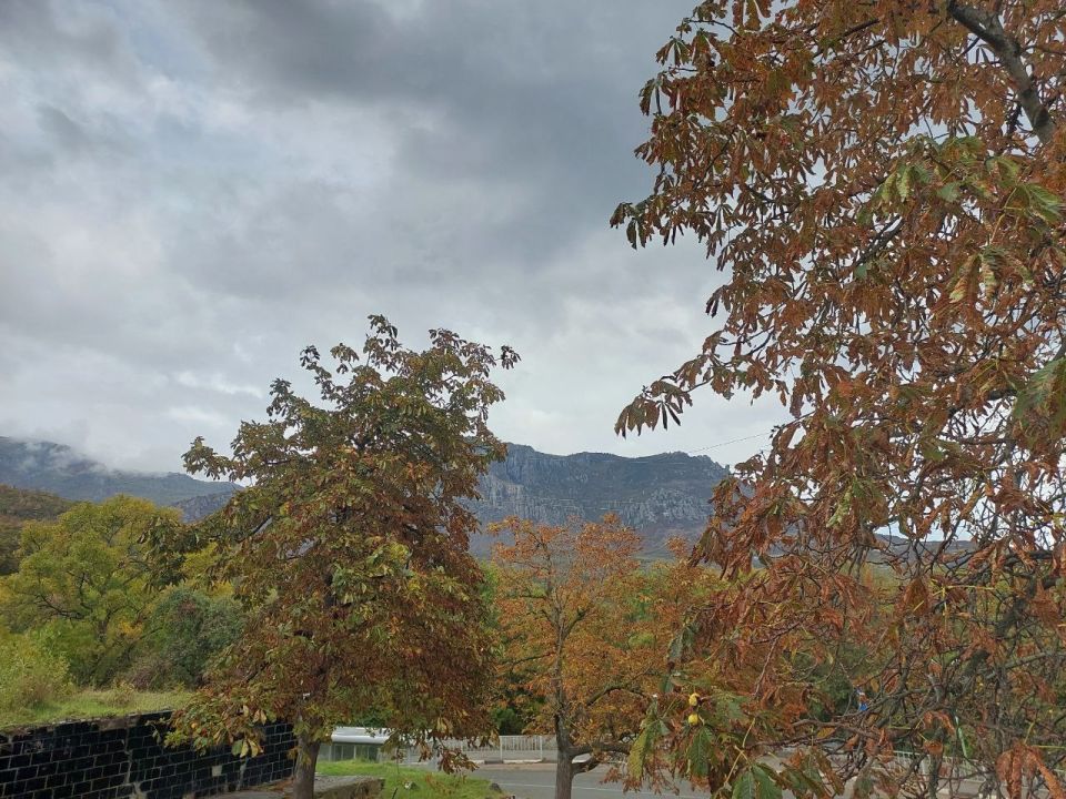 Галина Огнёва: Золотая крымская осень… Она окутывает землю нежным теплом, раскрашивает пейзажи в мягкие, бархатные краски и наполняет воздух особым, волнующим спокойствием Галина Огнёва: Золотая крымская осень… Она окутывает землю нежным теплом, раскрашивает пейзажи в мягкие, бархатные краски и наполняет воздух особым, волнующим спокойствием