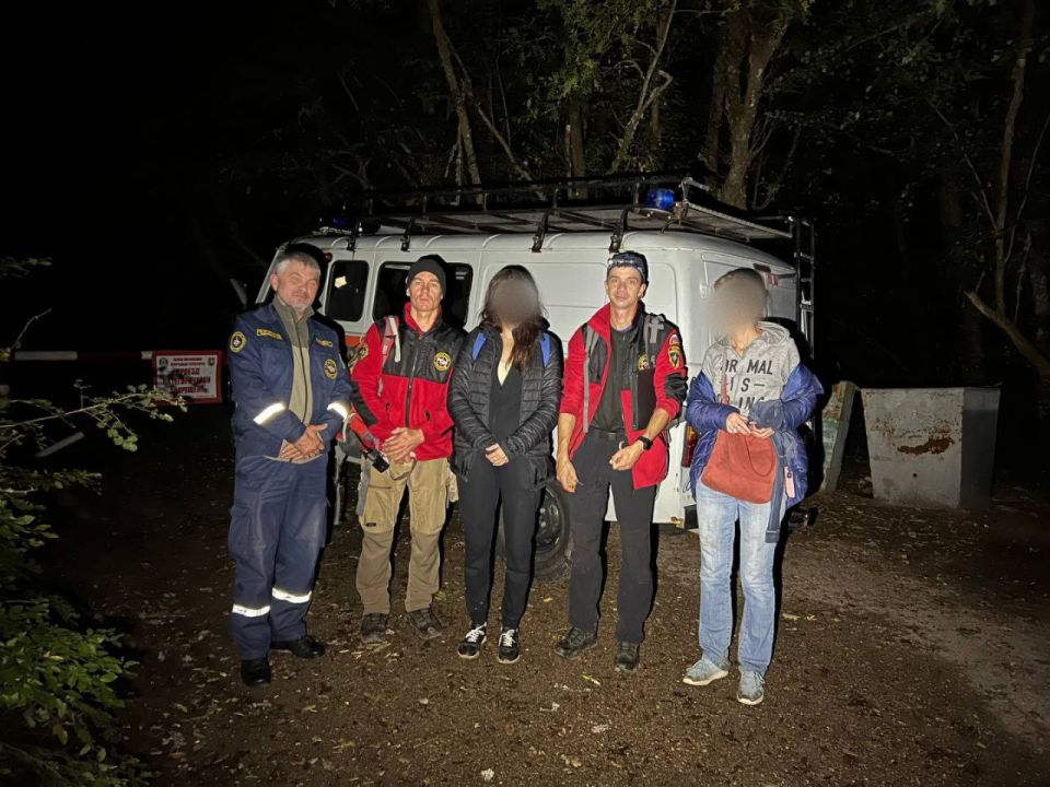 Спасатели "КРЫМ-СПАС" эвакуировали 2 женщин, заблудившихся на горе Аю-Даг