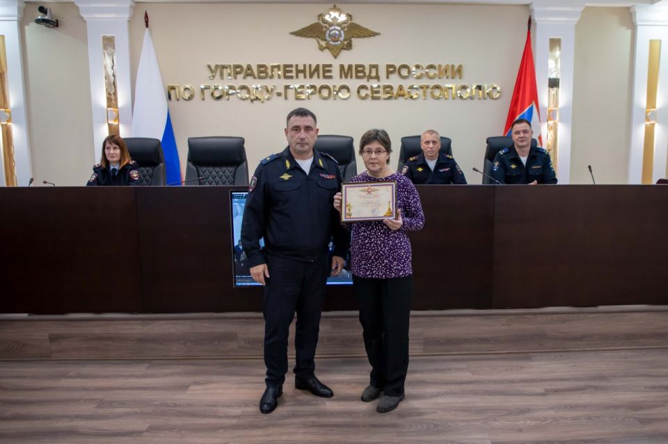 Начальник УМВД России по г. Севастополю генерал-майор полиции Сергей Сигунов поздравил с профессиональными праздниками сотрудников подразделения по борьбе с преступлениями в сфере ИТК, медицинской и кадровых служб Начальник УМВД России по г. Севастополю генерал-майор полиции Сергей Сигунов поздравил с профессиональными праздниками сотрудников подразделения по борьбе с преступлениями в сфере ИТК, медицинской и кадровых служб