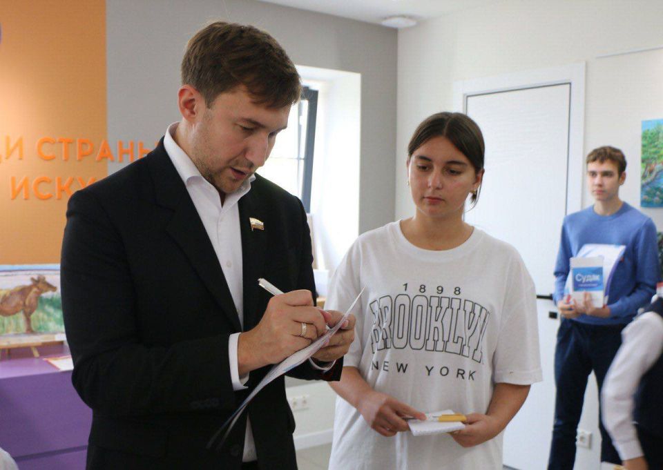 Кирилл Чебышев: Рад приветствовать в нашем городе сенатора Российской Федерации, представителя от Государственного Совета Республики Крым, члена Комитета Совета Федерации по социальной политике, гроссмейстера Сергея... Кирилл Чебышев: Рад приветствовать в нашем городе сенатора Российской Федерации, представителя от Государственного Совета Республики Крым, члена Комитета Совета Федерации по социальной политике, гроссмейстера Сергея...