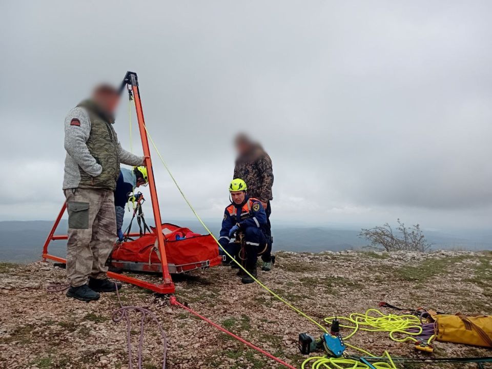 Оказание помощи мотоциклисту, сорвавшемуся с обрыва на горе Чатыр-Даг