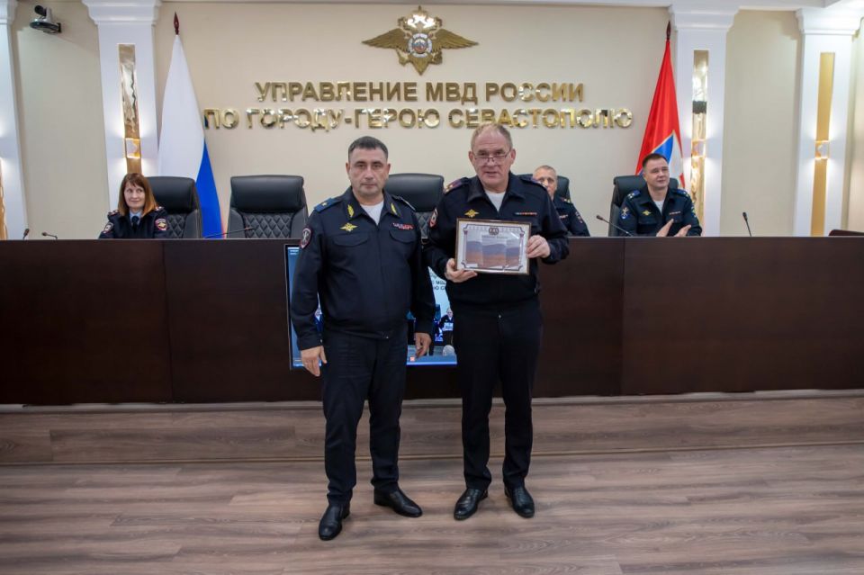 Начальник УМВД России по г. Севастополю генерал-майор полиции Сергей Сигунов поздравил с профессиональными праздниками сотрудников подразделения по борьбе с преступлениями в сфере ИТК, медицинской и кадровых служб Начальник УМВД России по г. Севастополю генерал-майор полиции Сергей Сигунов поздравил с профессиональными праздниками сотрудников подразделения по борьбе с преступлениями в сфере ИТК, медицинской и кадровых служб