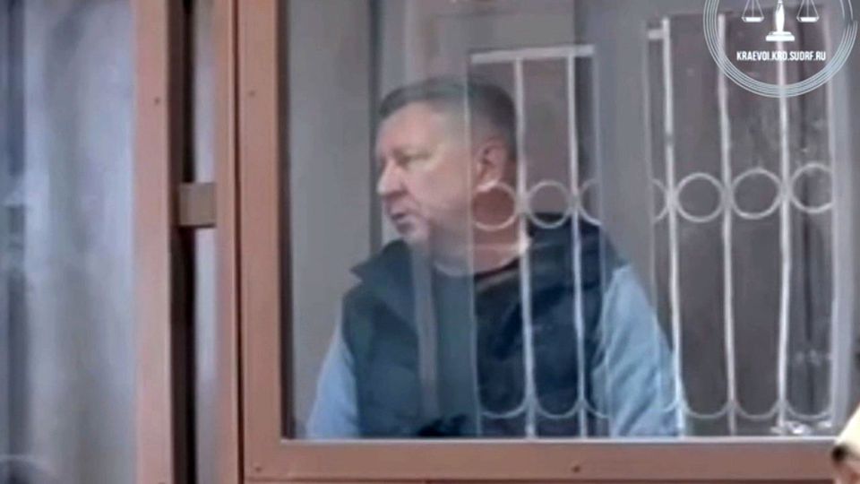 В сети появились кадры элитного минивэна кубанского чиновника, в котором, как пишут СМИ, лежали 100 миллионов рублей наличными и 12 килограммов золота