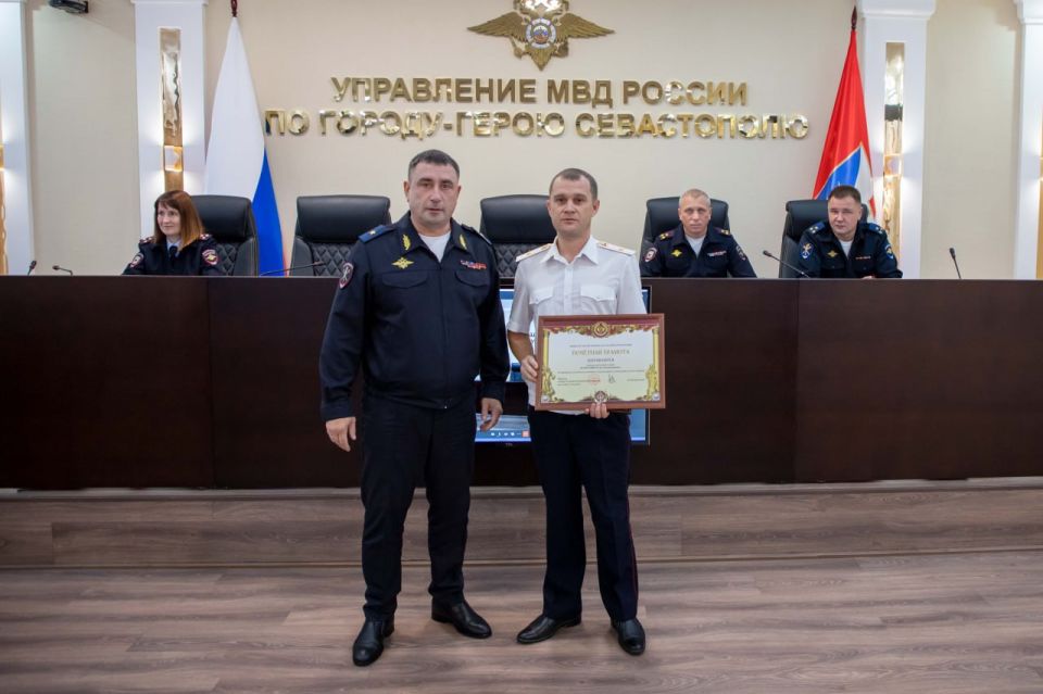 Начальник УМВД России по г. Севастополю генерал-майор полиции Сергей Сигунов поздравил с профессиональными праздниками сотрудников подразделения по борьбе с преступлениями в сфере ИТК, медицинской и кадровых служб Начальник УМВД России по г. Севастополю генерал-майор полиции Сергей Сигунов поздравил с профессиональными праздниками сотрудников подразделения по борьбе с преступлениями в сфере ИТК, медицинской и кадровых служб