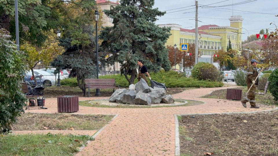 В сквере Воссоединения сотрудники Службы городского хозяйства проводят сезонные работы В сквере Воссоединения сотрудники Службы городского хозяйства проводят сезонные работы