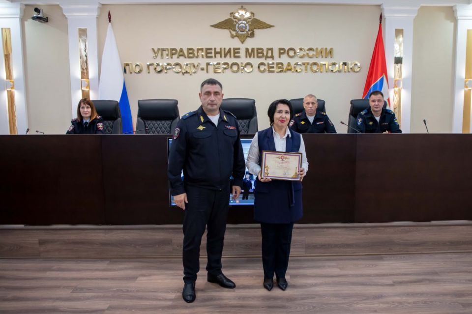 Начальник УМВД России по г. Севастополю генерал-майор полиции Сергей Сигунов поздравил с профессиональными праздниками сотрудников подразделения по борьбе с преступлениями в сфере ИТК, медицинской и кадровых служб Начальник УМВД России по г. Севастополю генерал-майор полиции Сергей Сигунов поздравил с профессиональными праздниками сотрудников подразделения по борьбе с преступлениями в сфере ИТК, медицинской и кадровых служб