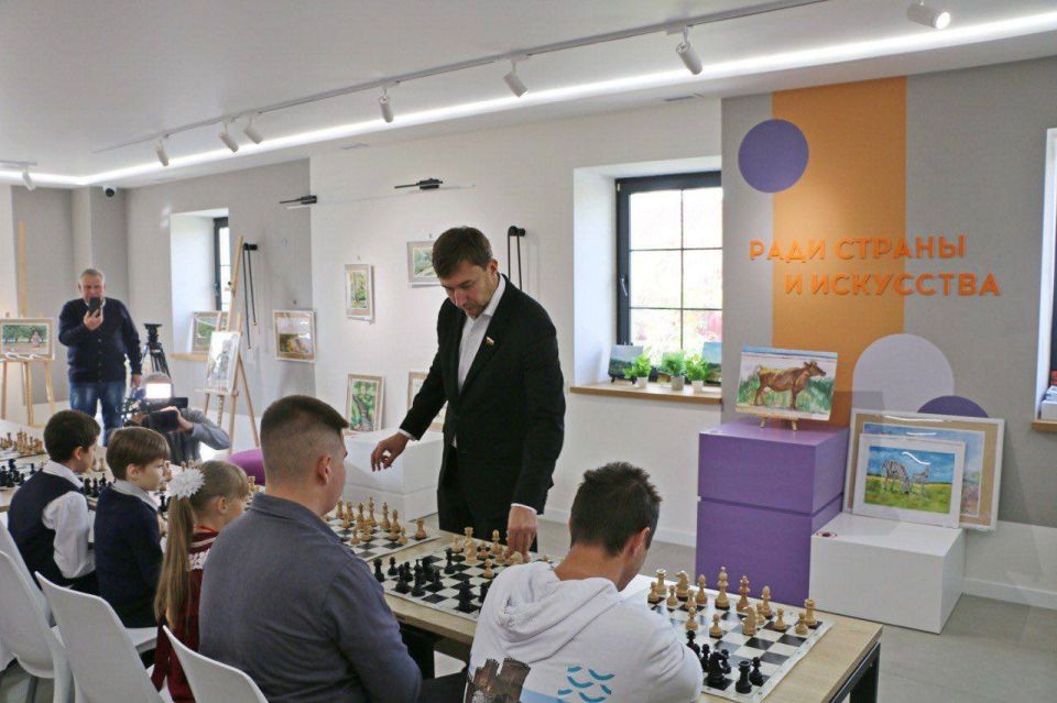 Кирилл Чебышев: Рад приветствовать в нашем городе сенатора Российской Федерации, представителя от Государственного Совета Республики Крым, члена Комитета Совета Федерации по социальной политике, гроссмейстера Сергея... Кирилл Чебышев: Рад приветствовать в нашем городе сенатора Российской Федерации, представителя от Государственного Совета Республики Крым, члена Комитета Совета Федерации по социальной политике, гроссмейстера Сергея...