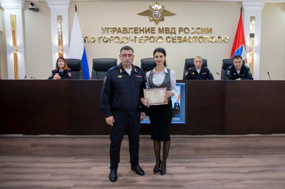 Начальник УМВД России по г. Севастополю генерал-майор полиции Сергей Сигунов поздравил с профессиональными праздниками сотрудников подразделения по борьбе с преступлениями в сфере ИТК, медицинской и кадровых служб Начальник УМВД России по г. Севастополю генерал-майор полиции Сергей Сигунов поздравил с профессиональными праздниками сотрудников подразделения по борьбе с преступлениями в сфере ИТК, медицинской и кадровых служб