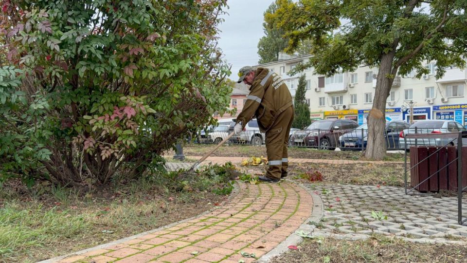 В сквере Воссоединения сотрудники Службы городского хозяйства проводят сезонные работы В сквере Воссоединения сотрудники Службы городского хозяйства проводят сезонные работы