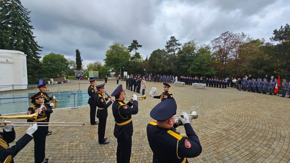Учащиеся севастопольского профильного класса Росгвардии дали клятву на верность Отечеству на Малаховом Кургане Учащиеся севастопольского профильного класса Росгвардии дали клятву на верность Отечеству на Малаховом Кургане