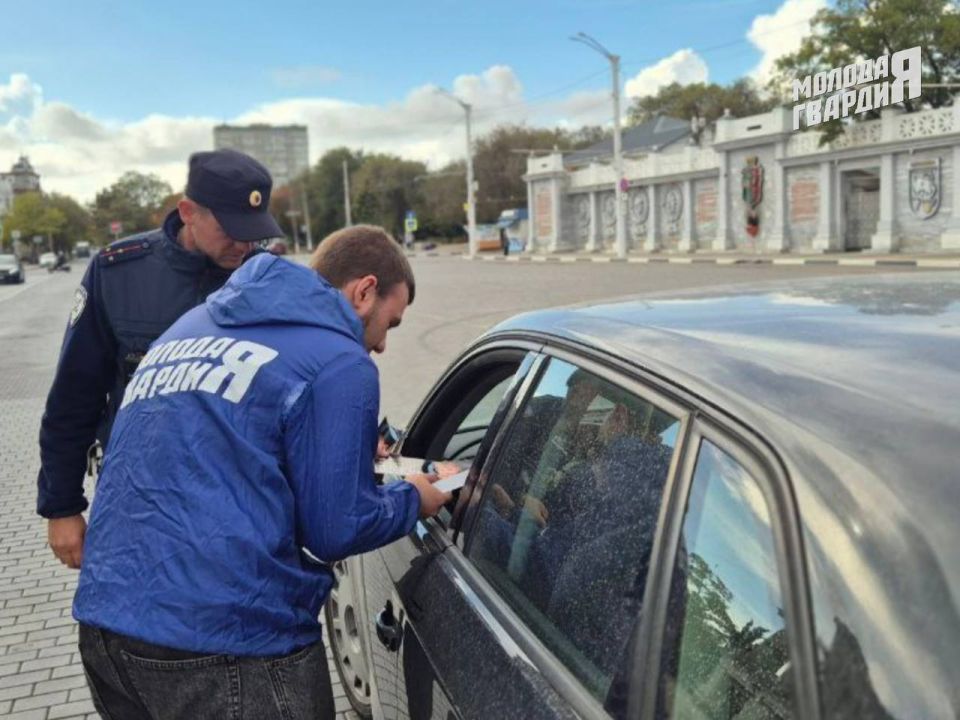 Евпаторийские молодогвардейцы приняли участие в профилактическом мероприятии «Детское кресло» Евпаторийские молодогвардейцы приняли участие в профилактическом мероприятии «Детское кресло»